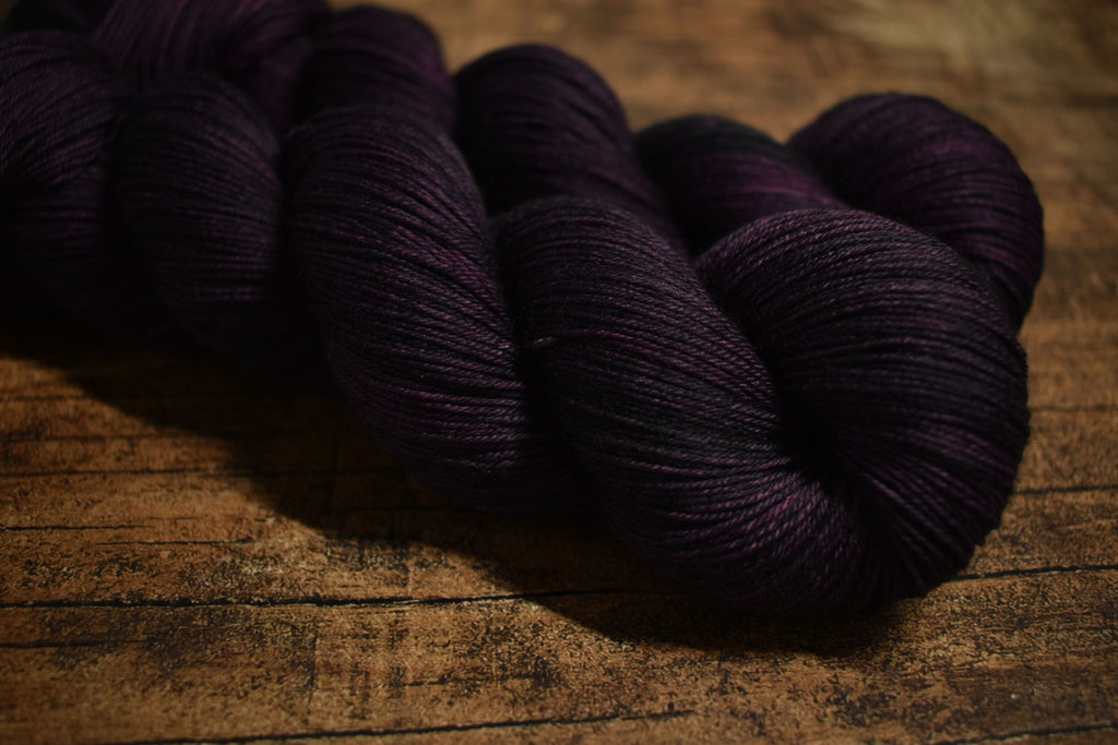 Ovillo Socks, dark romance (B2)