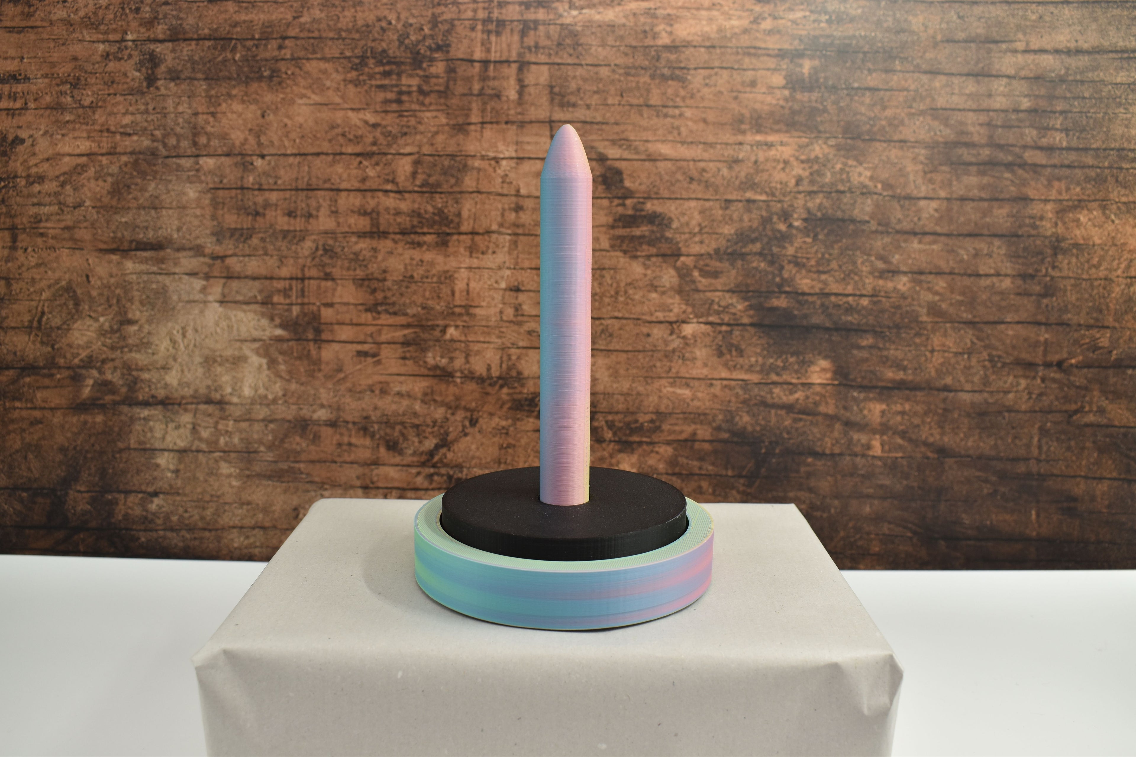 3D-Wollabroller groß, bunt mit schwarzem Sockel