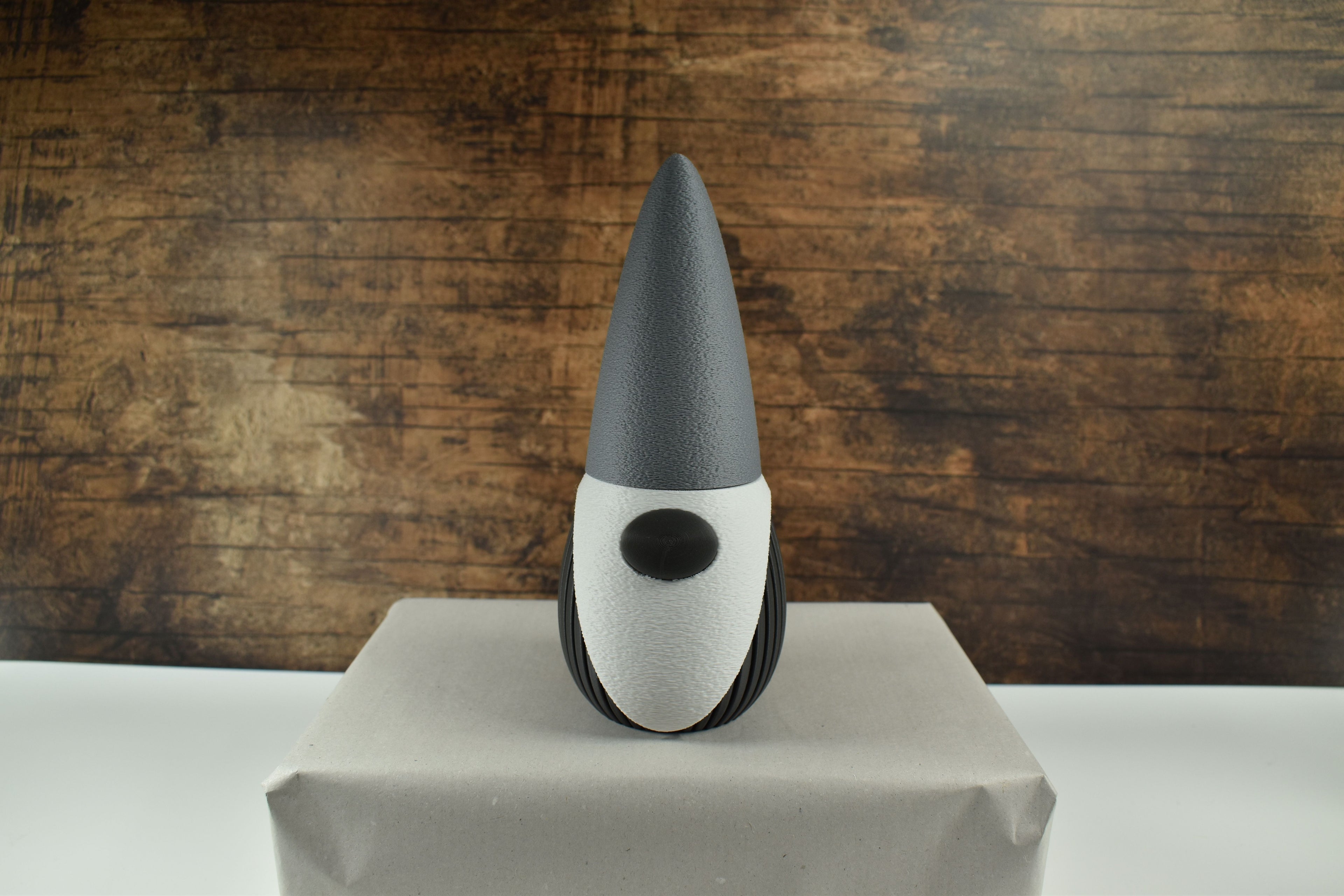 3D gedruckter großer Wichtel, grau mit weiß