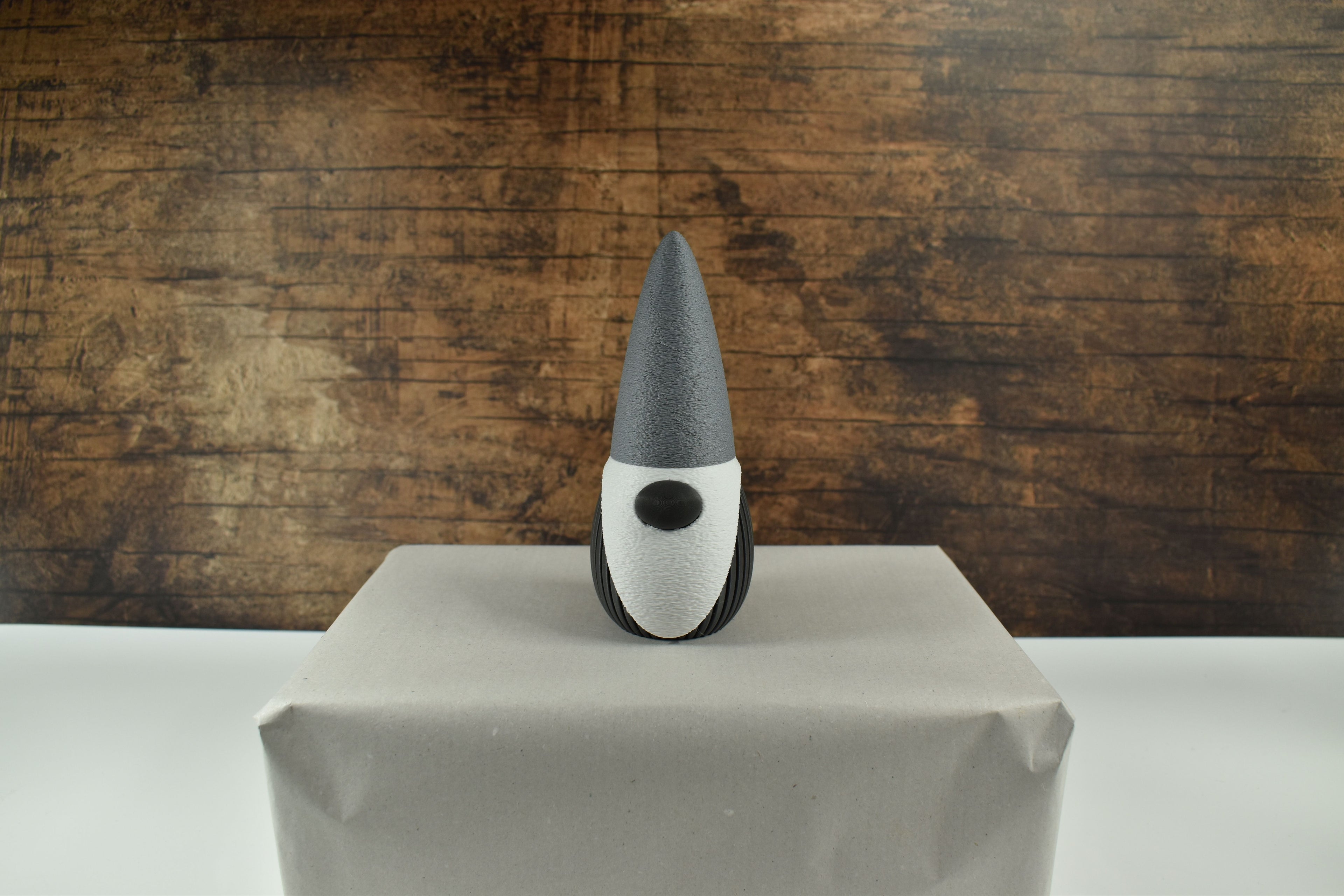 3D gedruckter kleiner Wichtel, grau mit weiß