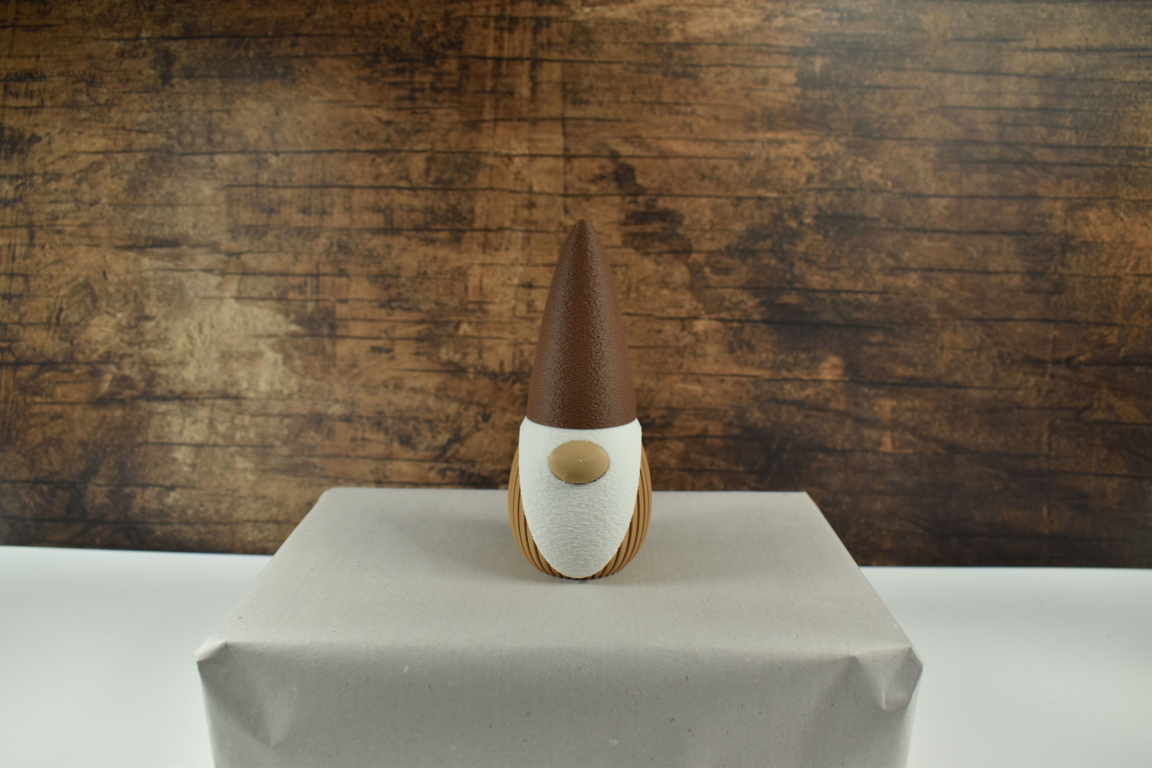 3D gedruckter kleiner Wichtel, natur mit weiß