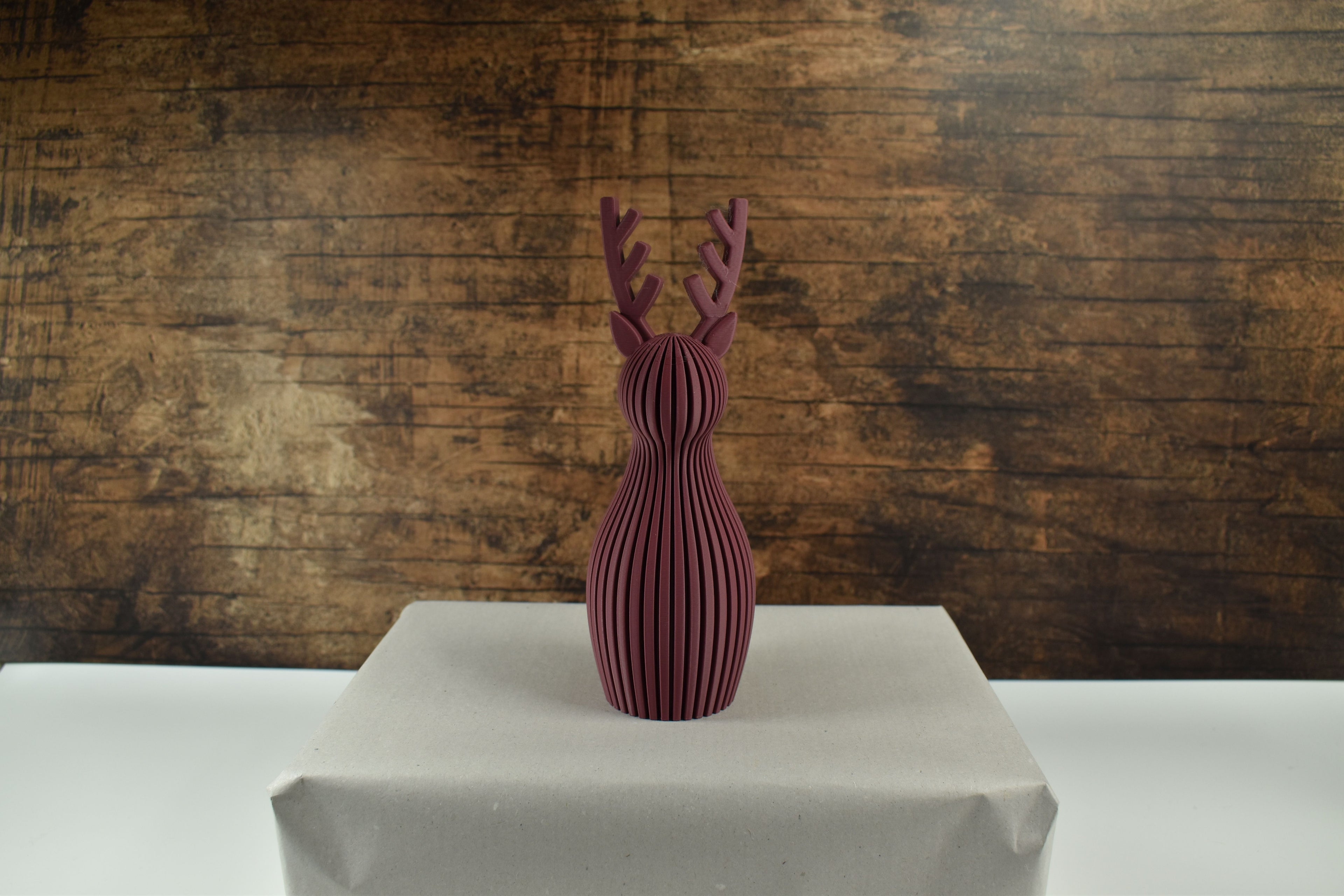 3D gedrucktes großes Rentier, bordeaux-mauve
